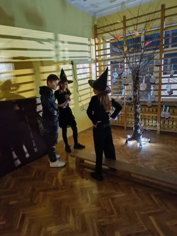 b_1024_768_0_00_images_2023_2024_SU_Andrzejki_406873251_813477473913536_6568689772049985946_n